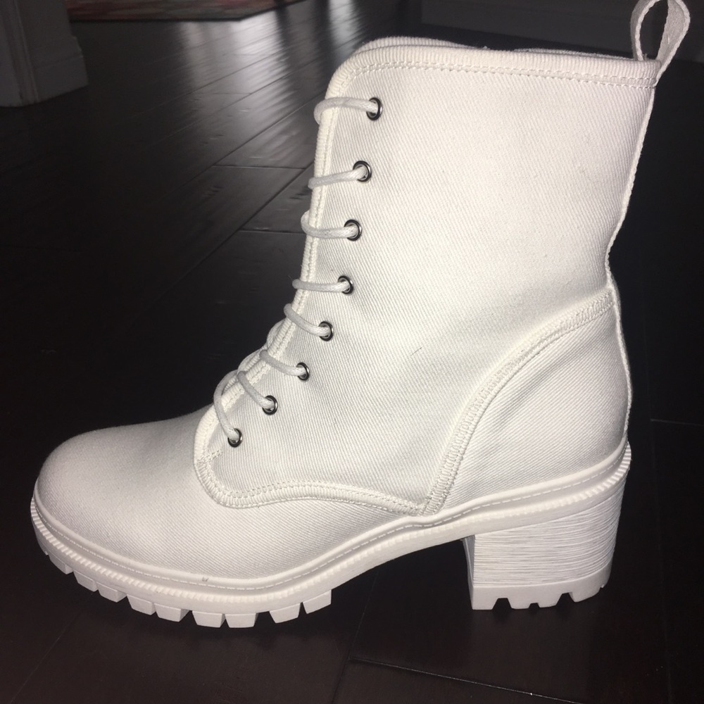 MISS LOLA city streets- white booties